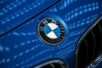 Фотография логотипа BMW, на капоте автомобиля