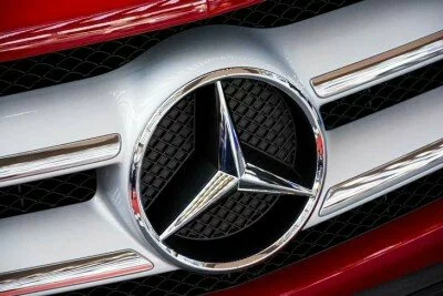 Фотография логотипа Mercedes-Benz