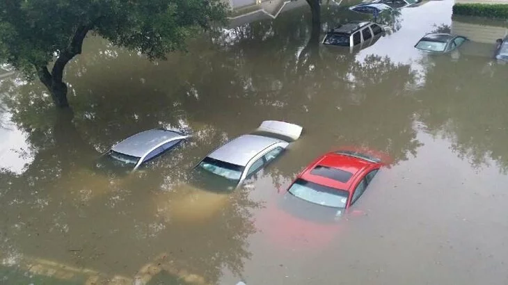 Фотография затопленных автомобилей после наводнения
