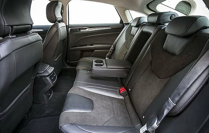 Салон (вид на 2-й ряд сидений) Ford Mondeo 2016