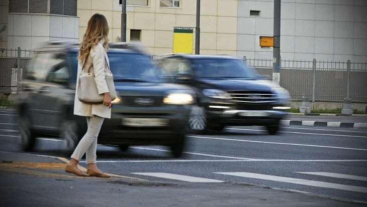 Пропуская пешехода - сбавляем скорость во всех рядах автодороги