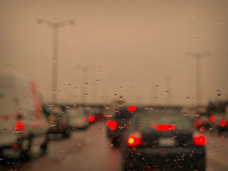 Фотография автомобильной пробки в дождь